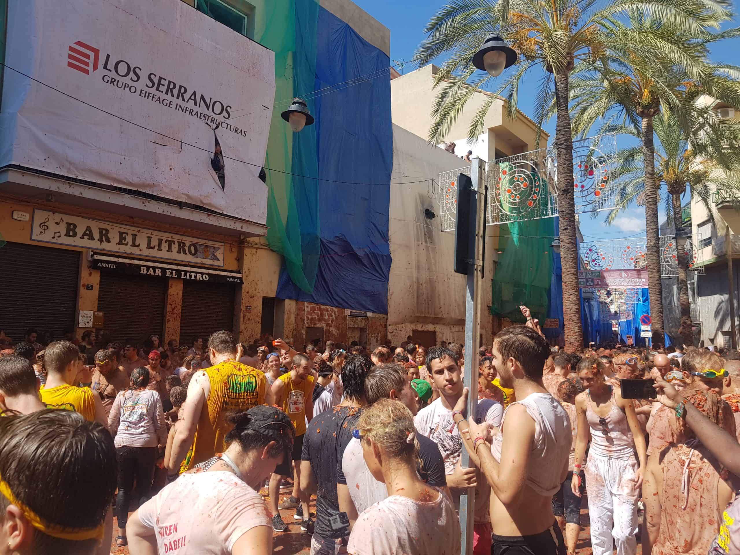 Image of the crowd of people shortly after the end of tomato throwing.